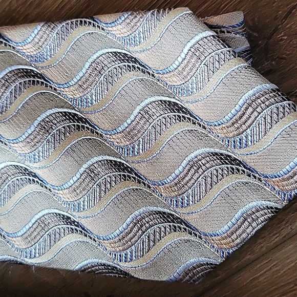 Bundle 2 Silk Ties Light Blue and Metaluc Colors Like New - Picture 2 of 5